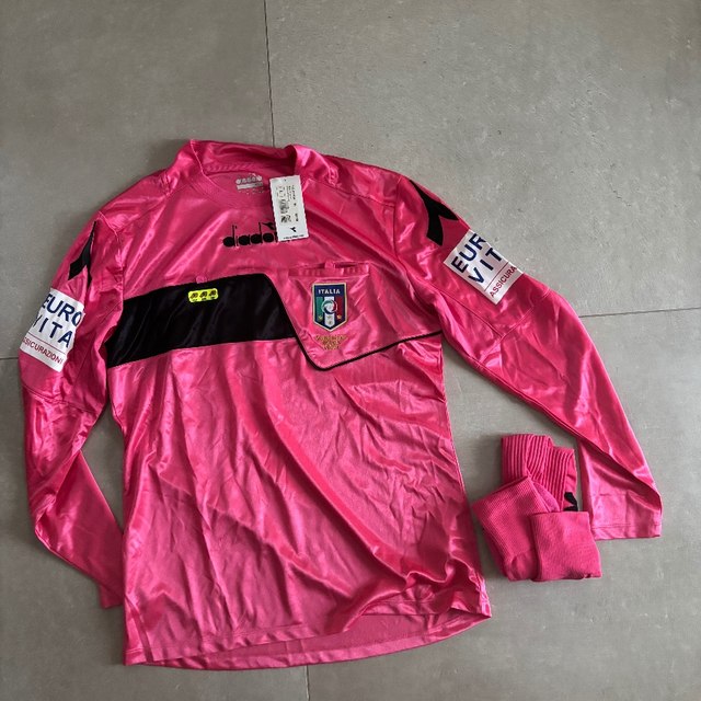 Maglia e calzettoni da arbitro