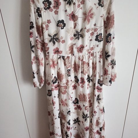 Vestito lungo con decorazione floreale 🌸