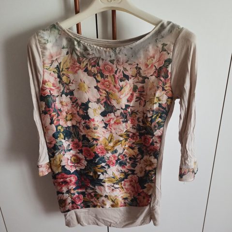 Maglia con decorazione floreale 🌺