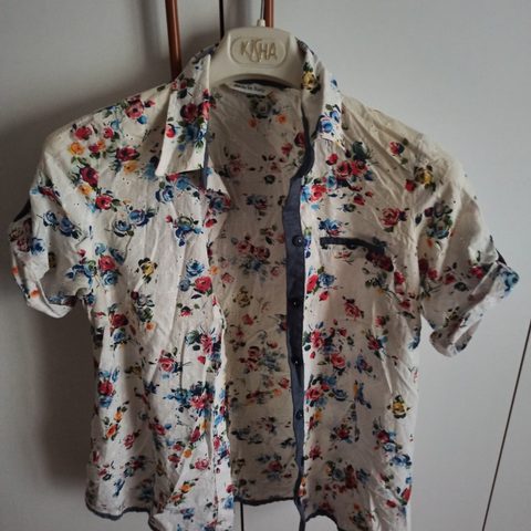 Camicia a mezze maniche con decorazione floreale 🌺