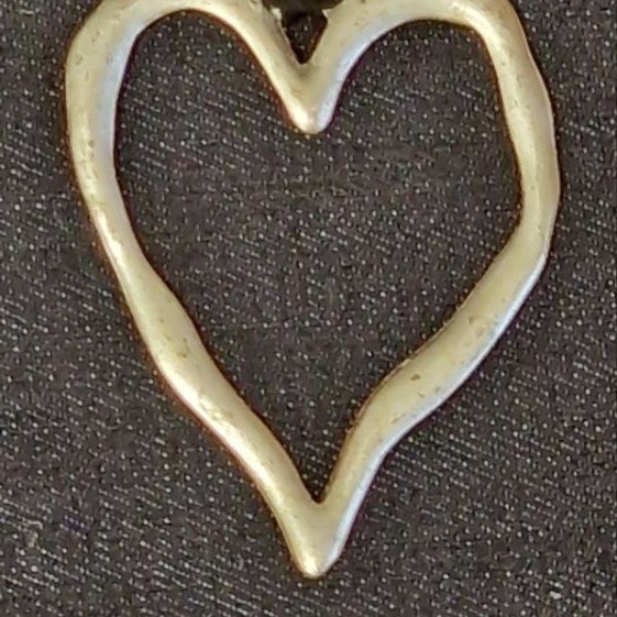 Cuore alluminio e cordino scamiciato.