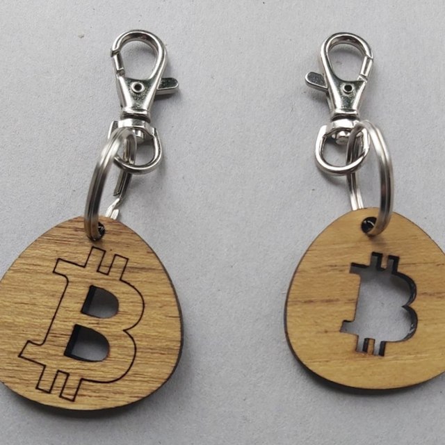 Portachiavi Bitcoin - Prodotto artigianale in legno massello (le spedizioni riprenderanno…